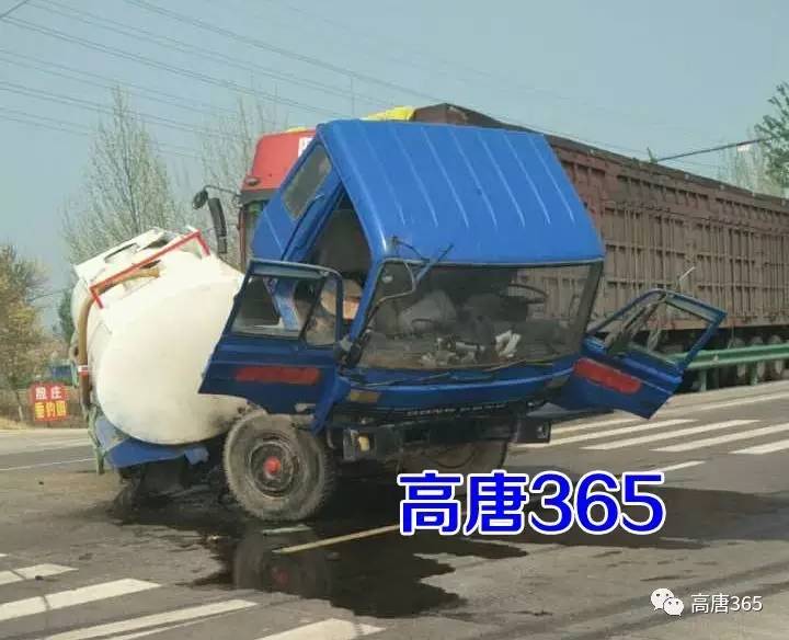 高唐:105国道洒水车调头遇上大货车,这下被撞惨了!