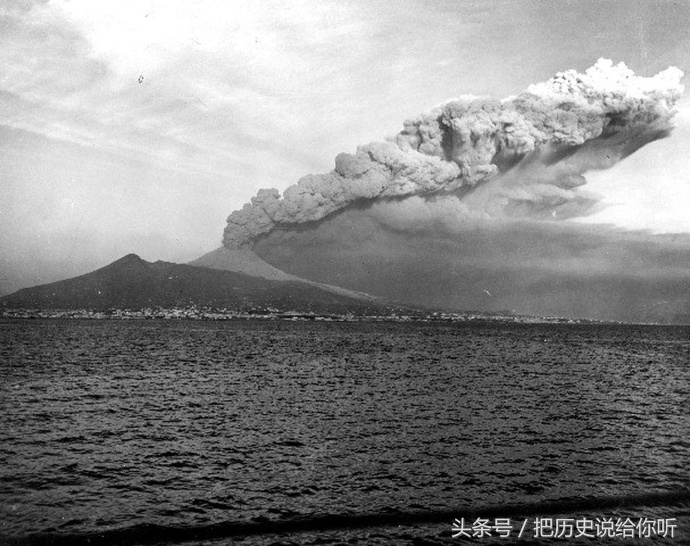 1944年,外国人拍摄维苏威火山爆发,这座火山曾活埋了两万人