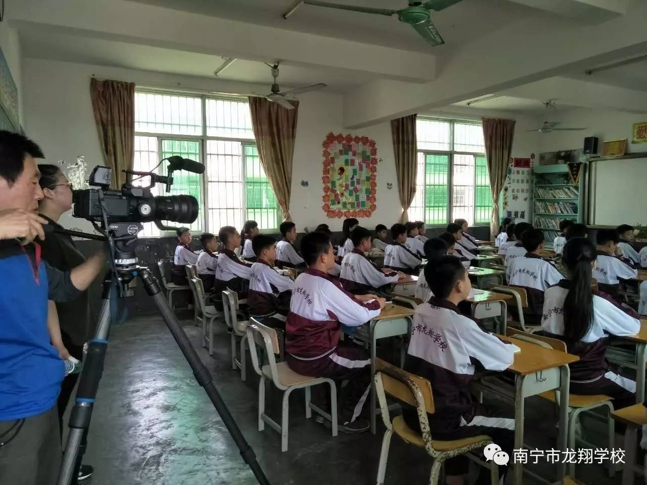 cctv发现之旅栏目组来到南宁市龙翔学校,纪录龙翔学子的生活