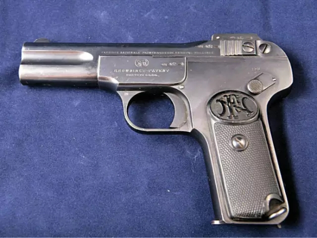 勃朗宁m1900手枪 这把枪曾经引发了第一次世界大战