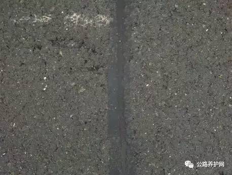 公路养护网:多条高速公路沥青路面裂缝灌缝处治经验总结分享,看你是否