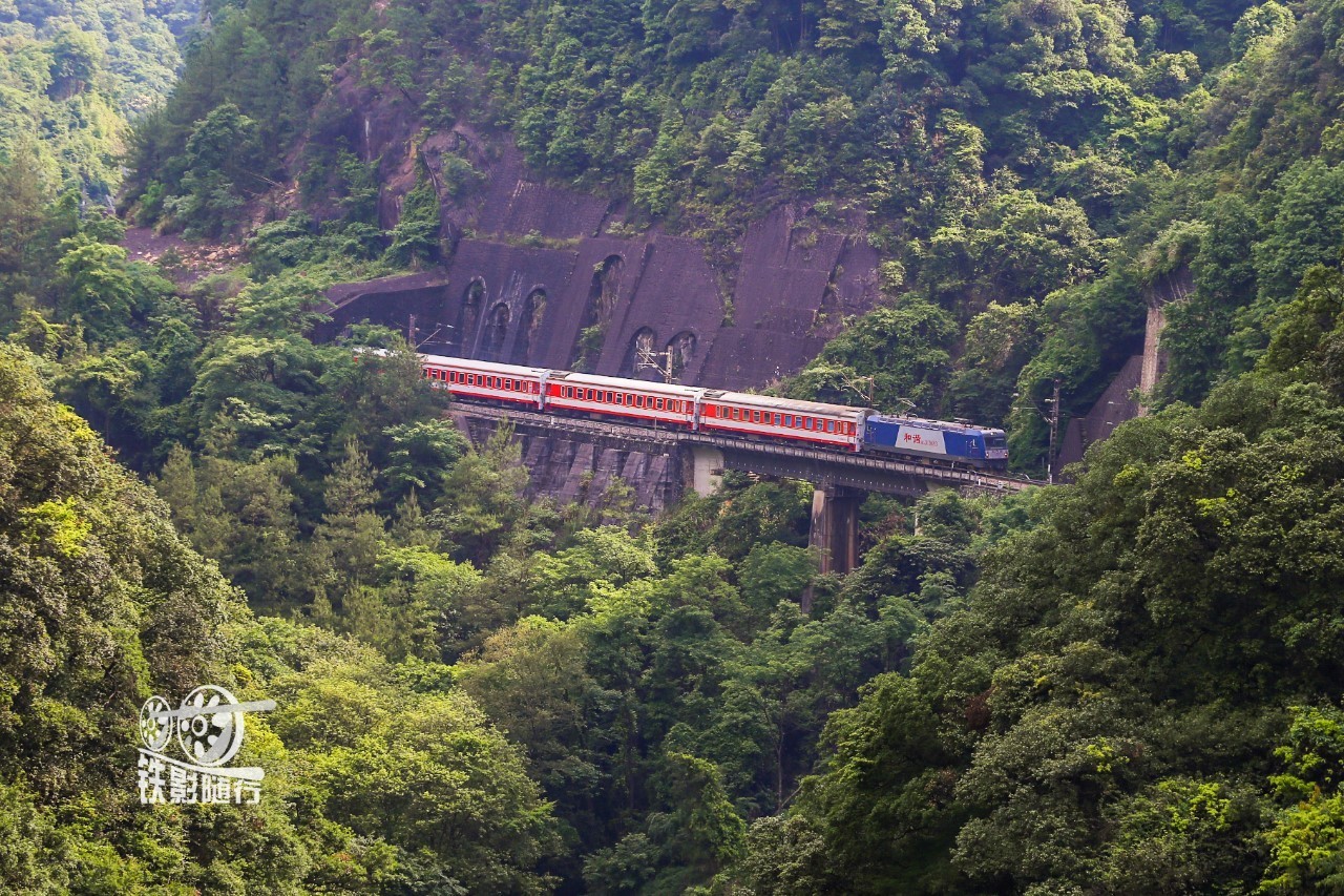 铁影移山填海成峥嵘一甲子鹰厦铁路通车六十周年记