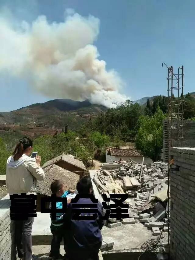 火红驾车两地发生森林火灾浓烟滚滚似火山爆发