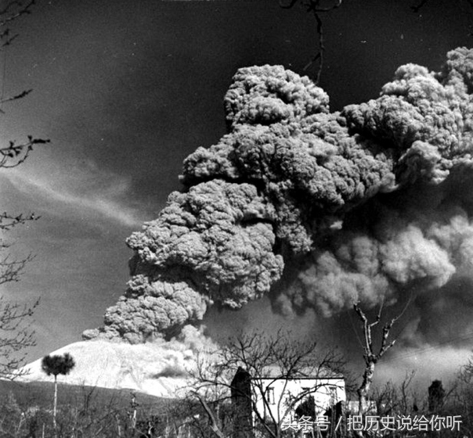 1944年,外国人拍摄维苏威火山爆发,这座火山曾活埋了两万人