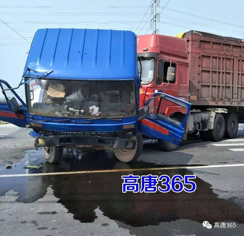 高唐:105国道洒水车调头遇上大货车,这下被撞惨了!