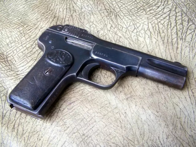 勃朗宁m1900手枪 这把枪曾经引发了第一次世界大战
