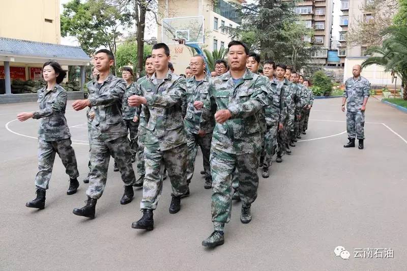 站长队员们用军人标准规范自身,齐步走训练整齐划一,动作协调.