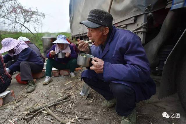 图为在忙过之后,李庆友老人也开始吃饭,下午他也将下地干活.