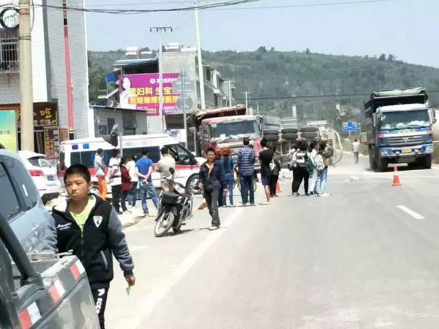 禄丰昨日两起车祸,两个摩托车驾驶员身亡(现场图)