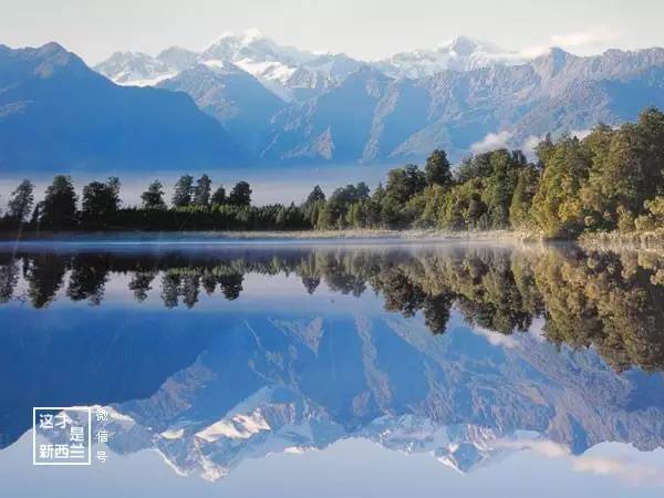 在无风的日子,马瑟森湖(lake matheson)可完美倒映出新西兰最高群峰的