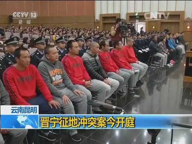 杨富等被告人将王某某等8人带至富有村口,浇上汽油与杨汝明方形成对峙