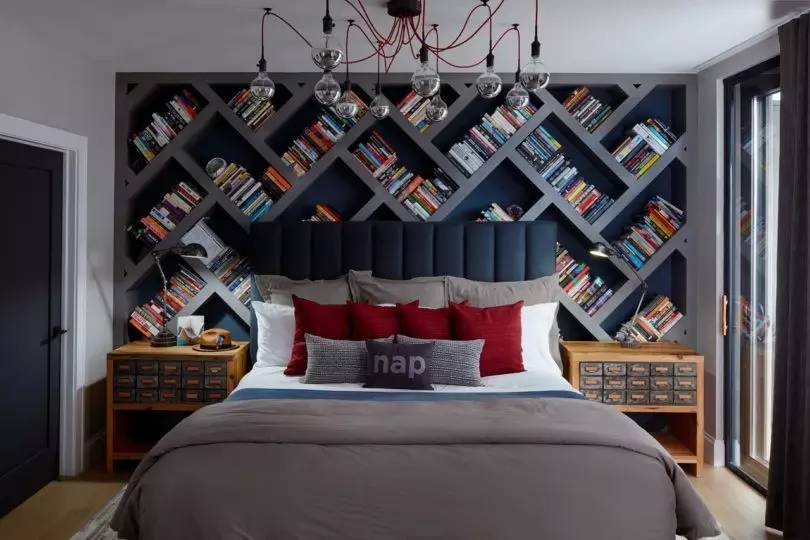 根据屋主的阅读习惯,设计师在卧室定制了整面的书墙,将收藏的书籍