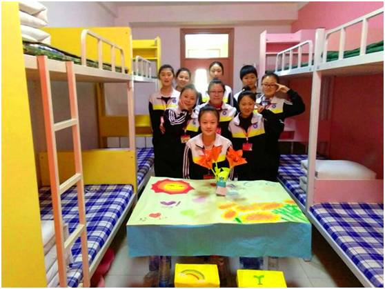 沈阳市市外事服务学校在住宿生中开展"废物利用创意无限"手工作品制作