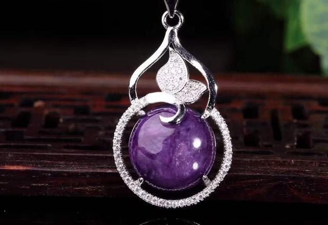 紫龙晶值得收藏吗？它和紫水晶是同一样东西吗？