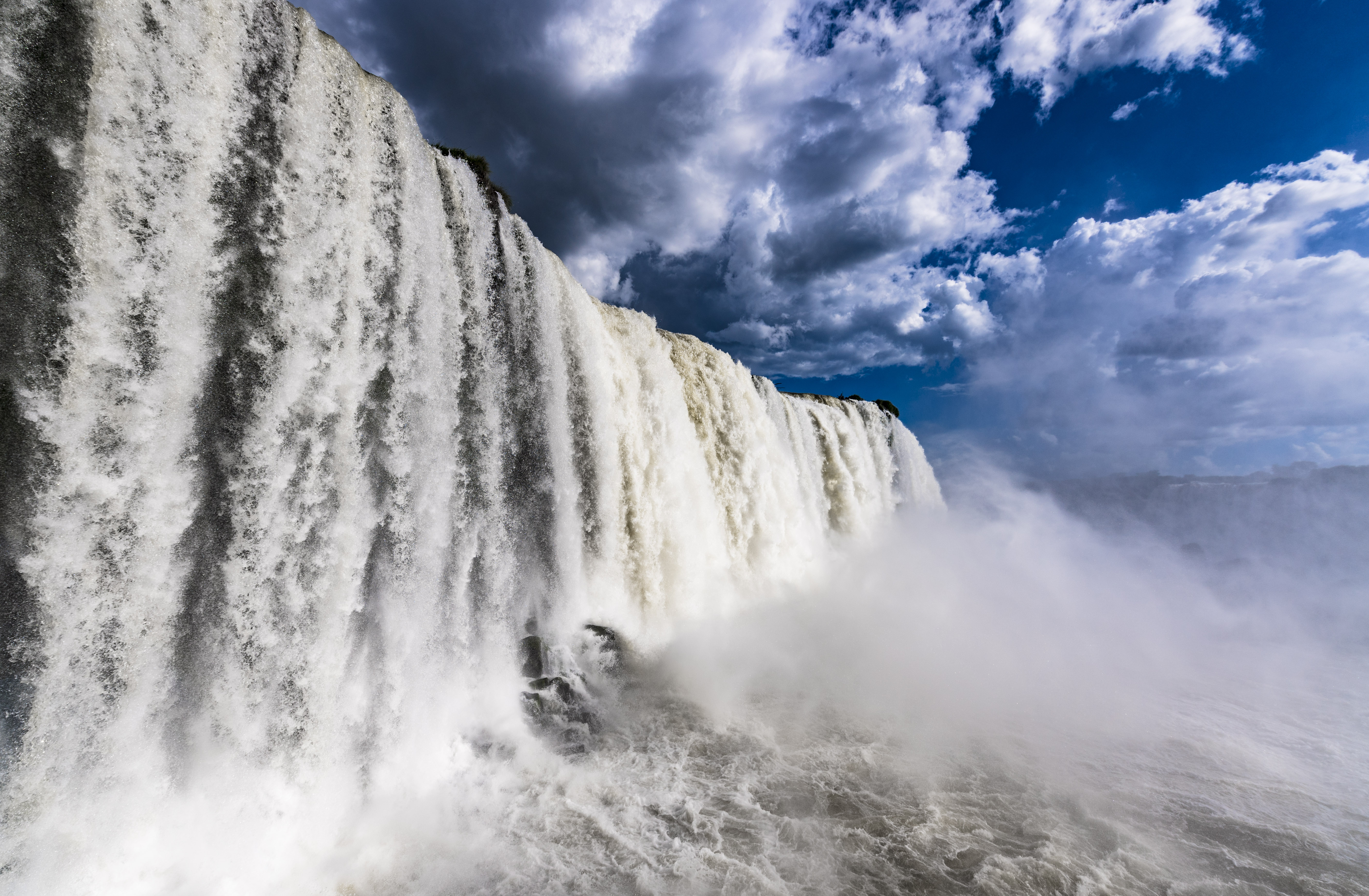壮观宏伟倾泻而下的尼亚加拉瀑布