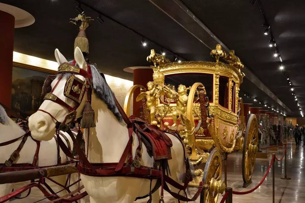 有点奢华版南瓜马车的意思红色天鹅绒内饰精美的镀金雕刻教皇开始乘坐
