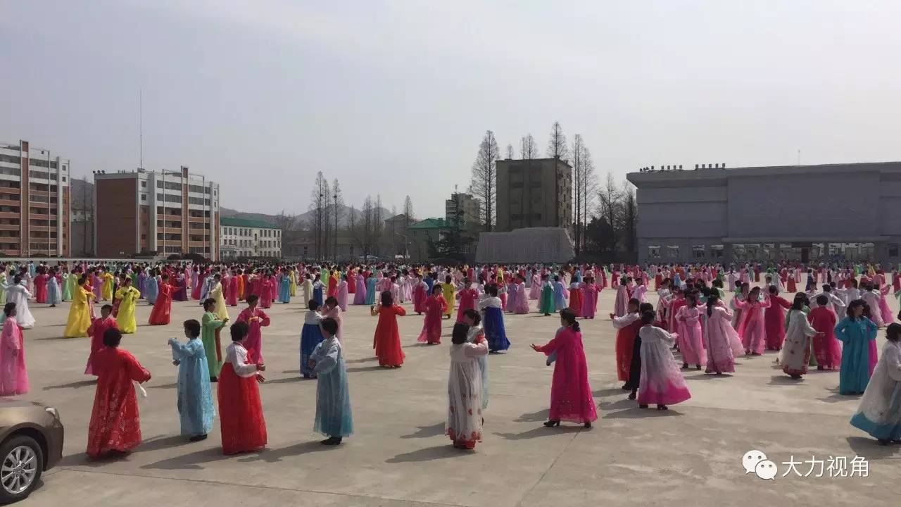 每天上午在海州市中心广场,分批表演各类节目,庆祝朝鲜的太阳节