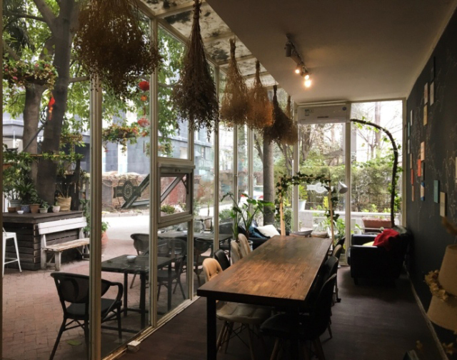 一家由别墅改造成的咖啡馆 森林的气息从里到外,温馨的小窝
