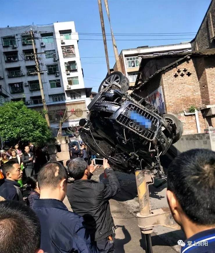 今天早上安岳有辆豪车冲出栏杆飞下河