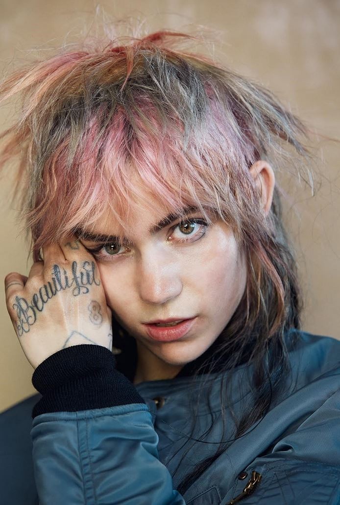 grimes 开始写小说了?