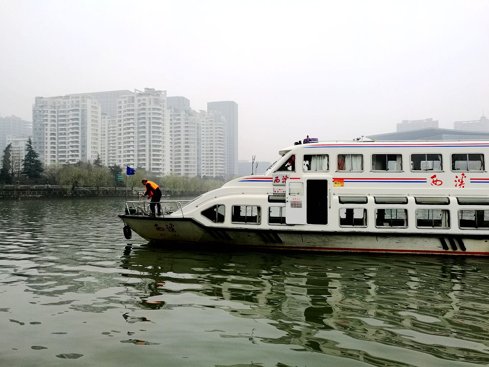 旅游 正文  从广场(见下图)旁边的楼梯下去,就是水上巴士(武林码头站)