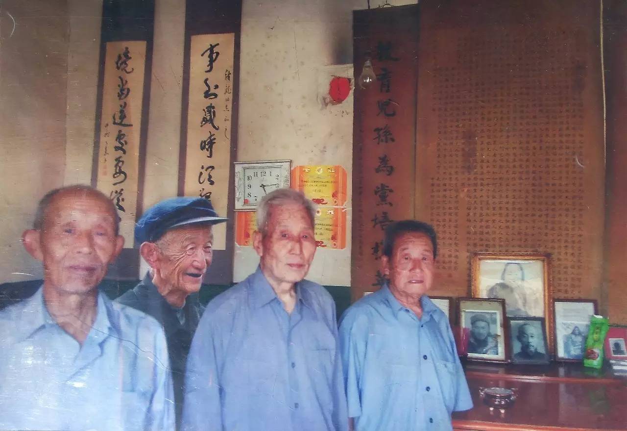 12张仁成,张四顺,张兔顺,张长顺,张祥娃,张晚顺13全家福拍于80年代.