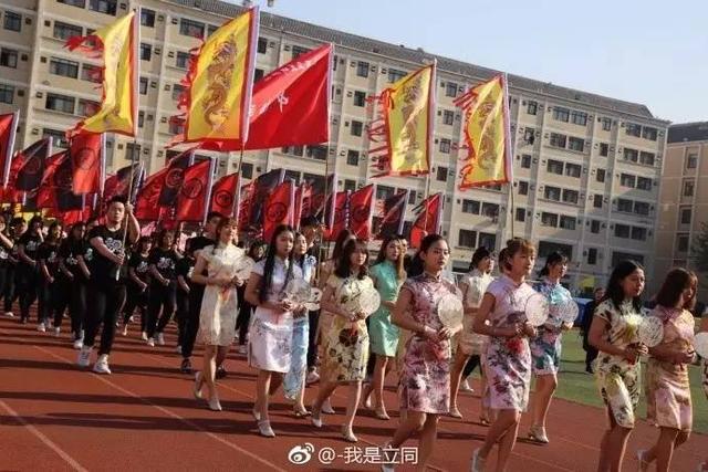 西安美院国画系运动会造型很中国 美女同学穿