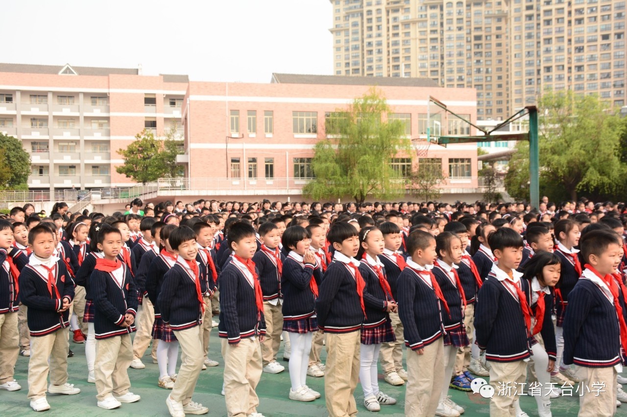 视频航拍下的天台小学四(1)班国旗下微展示