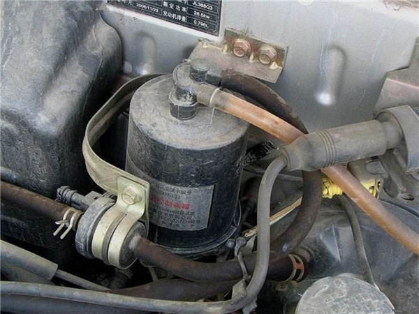 碳罐到节气门之间是用橡胶管路进行连接,一旦老化就有可能出现泄漏
