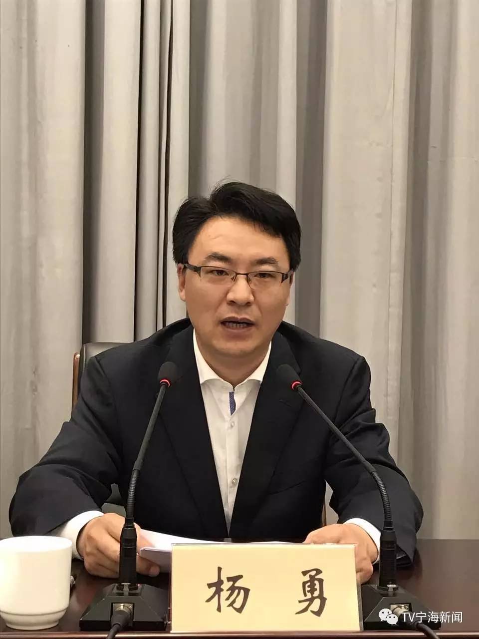 在这次会议上,杨勇书记主要传达了市委唐一军书记和市政协杨戍标主席