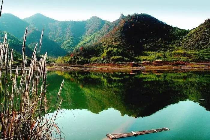 储家滩就座落在山清水秀,美丽的青龙湾自然风景区内.