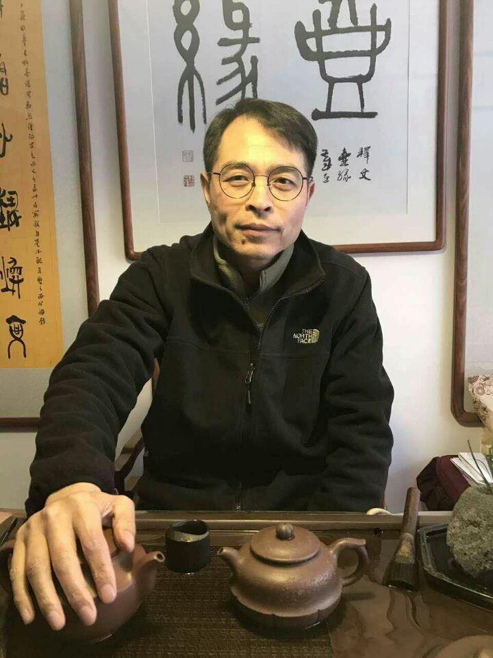 刘忠泽将紫砂与书法艺术融为一体的工艺师