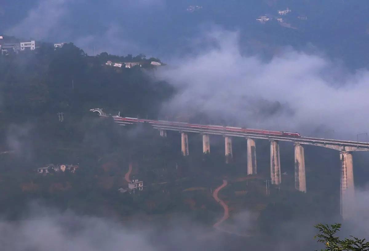 逢山开路遇水搭桥