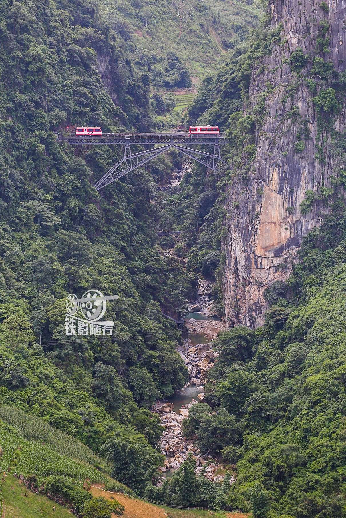 笔者探访人字桥的时候,先从屏边县城坐中巴绕了三个多小时的山路到