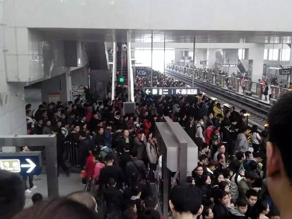 网友拍摄的早高峰西二旗地铁站