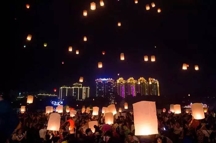 万灯齐发场面壮观 美丽孔明灯 浪漫泼水节 西双版纳惊艳世界