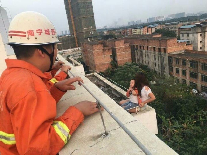 南宁一女子跳楼还抱着孩子?这妈当得太不称职了!