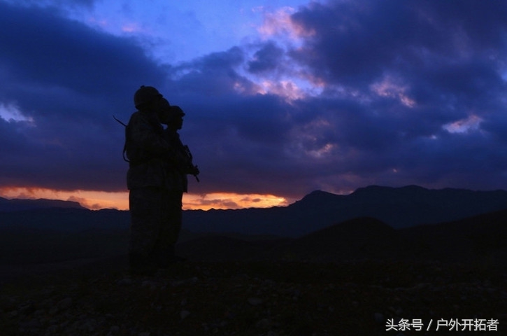 夕阳下的"巨人:中国军人