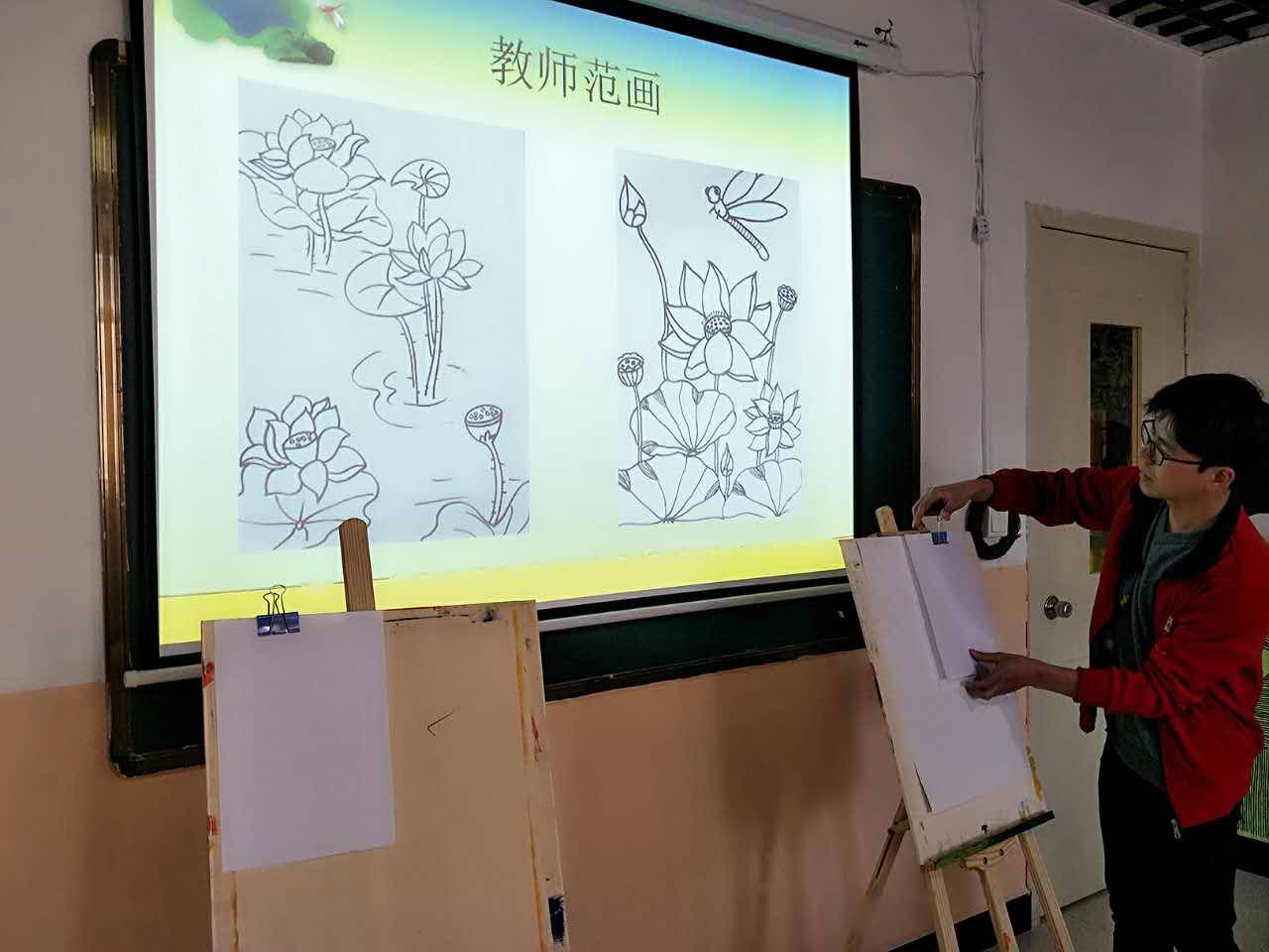 绘画何老师在授予绘画技巧