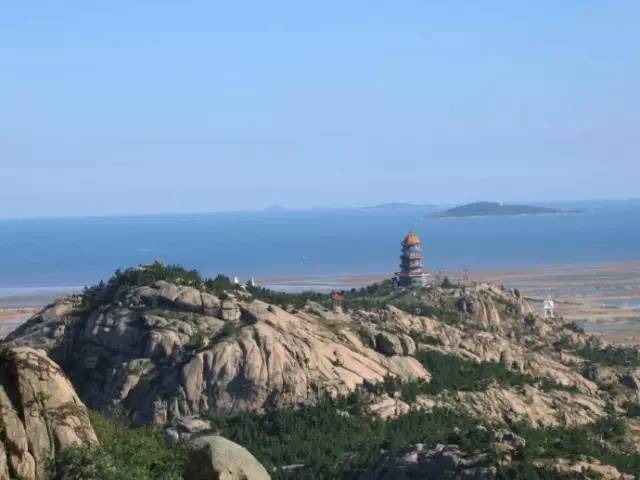 乘专线车到鳌山卫政府下车,乘出租车到鹤山风景区马山地址:通济办事处