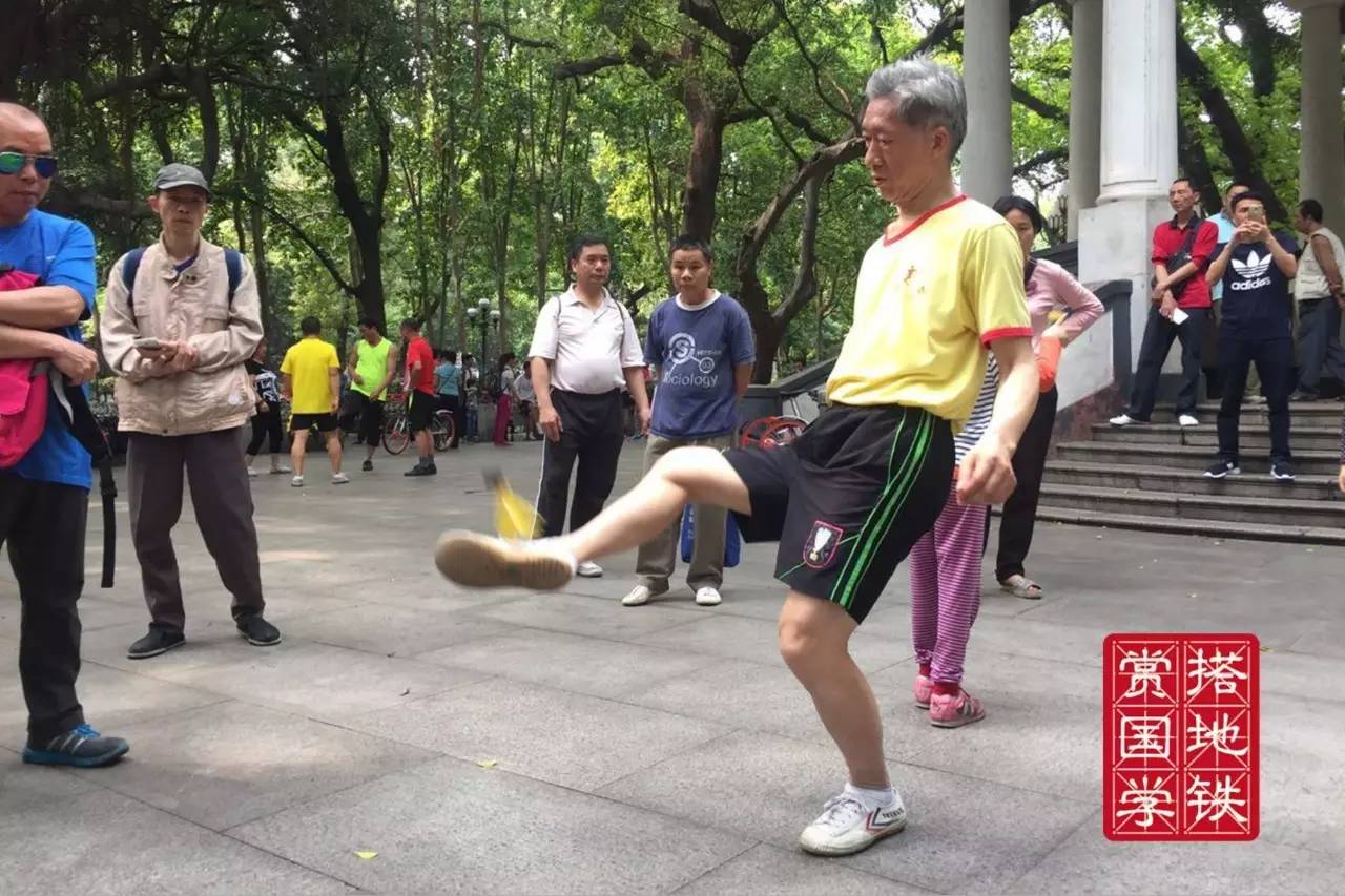 示范不同的踢毽技艺