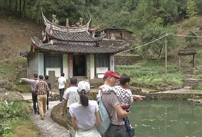 中仙乡西华村的这个寺庙居然是唐代建的,旁边的湖也美