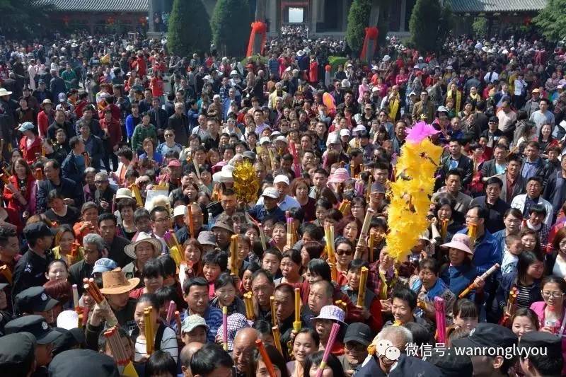 2017年4月14日(农历三月十八) 万荣后土祠,浓妆盛裹,彩旗飘飘 迎接全