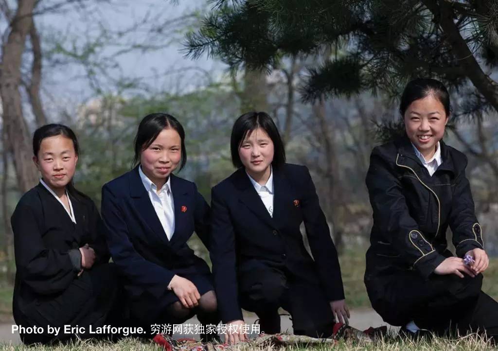 面纱下的朝鲜女孩,在制度夹缝中寻找爱美的天性