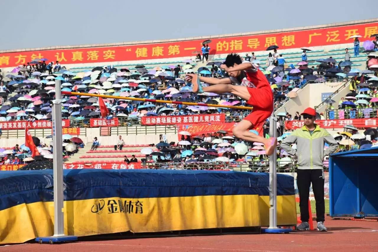 跳高男神技压群雄,骑艺老师更胜一筹