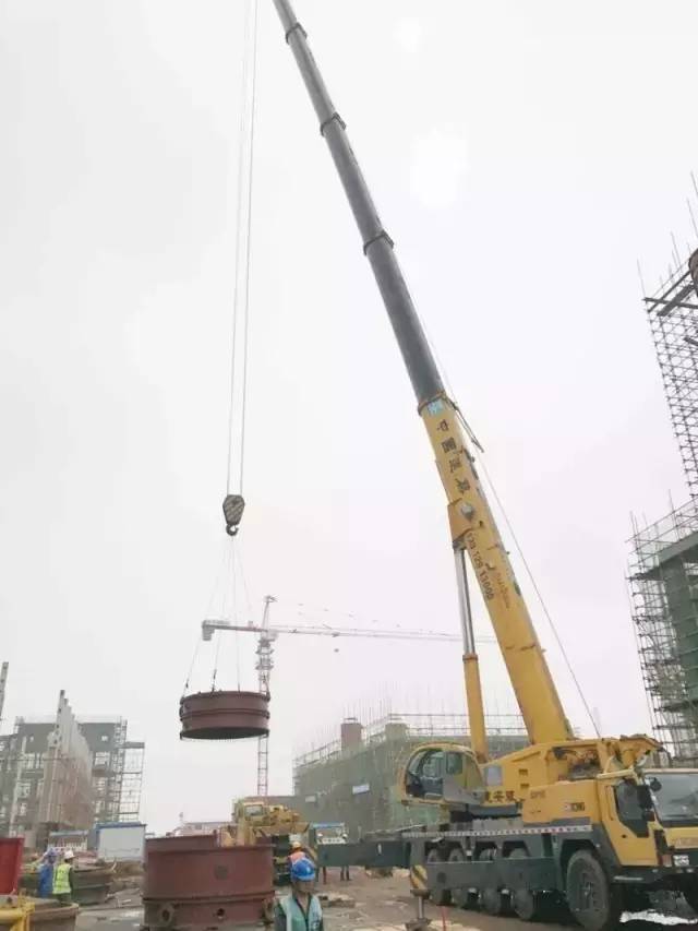 徐工吊车不畏风雨,助力多节同轴式铸铁塔器吊装