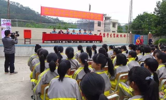 信宜朱砂中学师生与村干部捐款 救助白血病女生--黄丽蓉