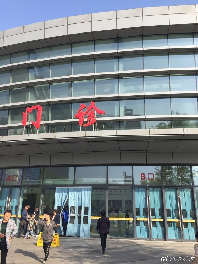 天津市第二儿童医院门口,票贩子要价三百一个号.