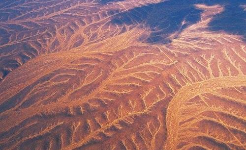 准噶尔盆地的自然地理答:准噶尔盆地在地质构造上为古陆台