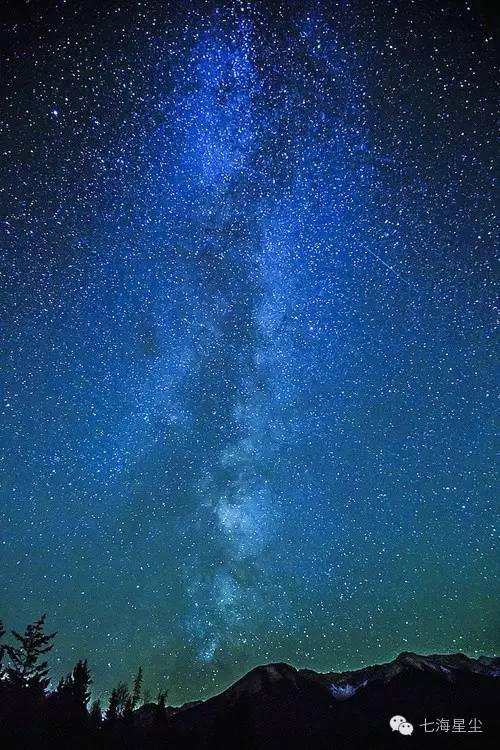 夜晚的山谷好像变成了星星诞生的地方,漫天的星光灿烂会成为你珍爱的